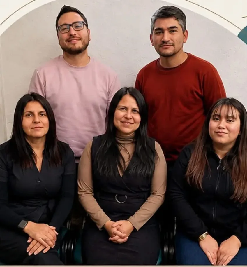 El equipo de PsicoKairos: cinco psicólogas y psicólogos en la consulta de Paine